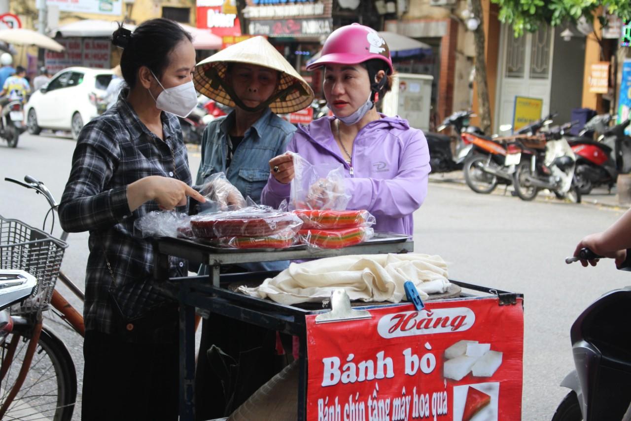 Bánh bò Tàu mềm, xốp, có độ đàn hồi, vị ngọt nhẹ, thơm mùi men gạo